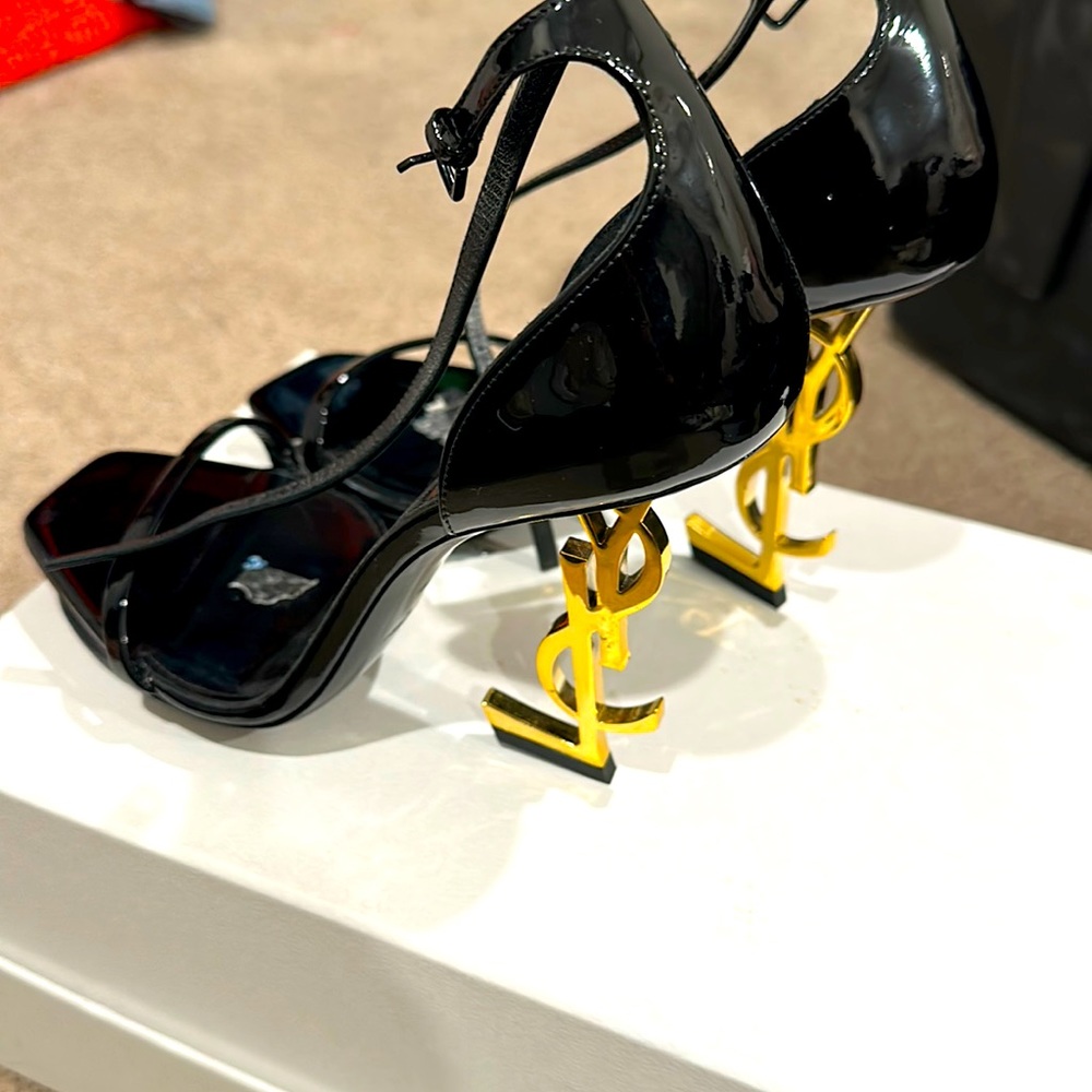 OPYUM SANDALS IN PATENT LEATHER WITH GOLD-TONE HEEL
